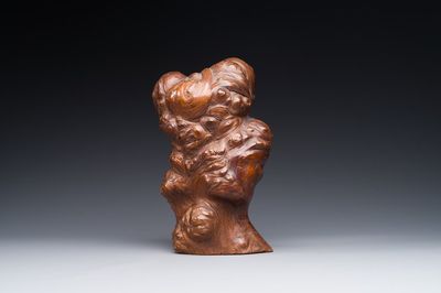 Een Chinees wortelnotenhouten sculptuur in de vorm van een 'gongshi' of 'scholar's rocks', 19e eeuw
