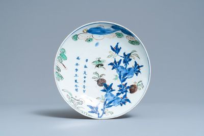 Een Chinees wucai ko-sometsuke bord met een gedicht voor de Japanse markt, Tianqi