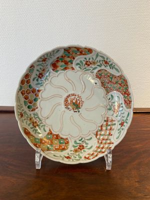 Een Chinees wucai ko-sometsuke 'feniks' bord voor de Japanse markt, Transitie periode — foto 1