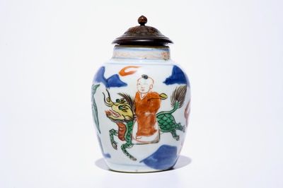 Een Chinees wucai vaasje met een jongen op een kylin, Transitie periode, Shunzhi