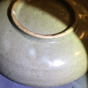 Een Chinees Yaozhou celadon-geglazuurd bord met onderglazuur decor, wellicht Song — foto 11