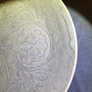 Een Chinees Yaozhou celadon-geglazuurd bord met onderglazuur decor, wellicht Song — foto 4