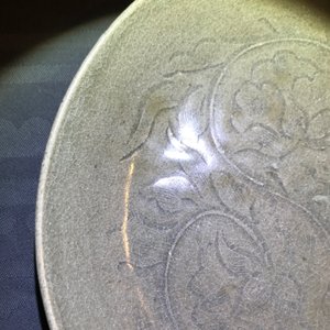 Een Chinees Yaozhou celadon-geglazuurd bord met onderglazuur decor, wellicht Song — foto 6