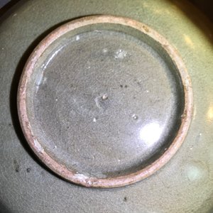 Een Chinees Yaozhou celadon-geglazuurd bord met onderglazuur decor, wellicht Song — foto 8