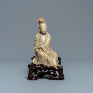 Een Chinees zeepstenen figuur van Guanyin op houten sokkel, 19e eeuw — foto 2