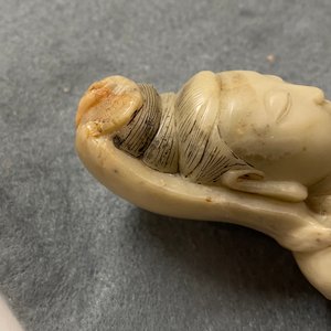 Een Chinees zeepstenen figuur van Guanyin op houten sokkel, 19e eeuw — foto 8