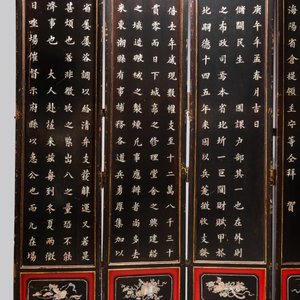 Een Chinees zesdelig houten kamerscherm met inlegwerk van parelmoer voor de Straits of Peranakan markt, 19e eeuw — foto 2