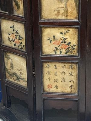 Een Chinees zevenslags houten tafelscherm met geschilderde marmeren plaquettes, 19e eeuw — foto 14