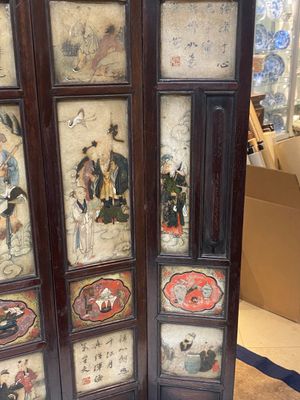 Een Chinees zevenslags houten tafelscherm met geschilderde marmeren plaquettes, 19e eeuw — foto 5