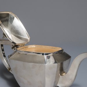 Een Chinees zilveren art deco theeservies op dienblad, Republiek, 1e helft 20e eeuw — foto 17