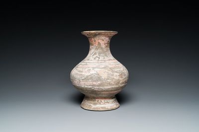 Een Chinese aardewerken vaas met polychrome beschildering, Han