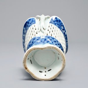 Een Chinese ajour bewerkte dubbelwandige blauwwitte kan, Qianlong — foto 7