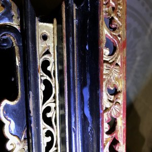 Een Chinese altaardoos en een tafelvitrine in verguld en gelakt hout voor de Straits of Peranakan markt, 19e eeuw — foto 24