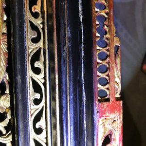 Een Chinese altaardoos en een tafelvitrine in verguld en gelakt hout voor de Straits of Peranakan markt, 19e eeuw — foto 26