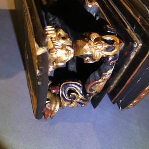 Een Chinese altaardoos en een tafelvitrine in verguld en gelakt hout voor de Straits of Peranakan markt, 19e eeuw — foto 28