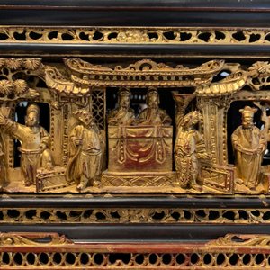 Een Chinese altaardoos en een tafelvitrine in verguld en gelakt hout voor de Straits of Peranakan markt, 19e eeuw — foto 39