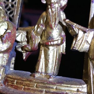 Een Chinese altaardoos en een tafelvitrine in verguld en gelakt hout voor de Straits of Peranakan markt, 19e eeuw — foto 10
