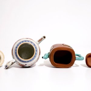 Een Chinese Amsterdams bont theepot, Kangxi/Qianlong en een Yixing steengoed theepot, 19/20e eeuw — foto 6
