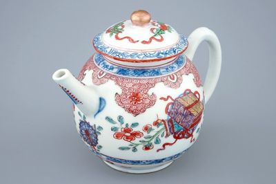 Een Chinese Amsterdams bont theepot met deksel, Kangxi