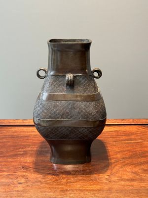 Een Chinese archaïsche bronzen 'fanghu' vaas, Ming — foto 1
