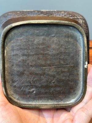 Een Chinese archaïsche bronzen 'fanghu' vaas, Ming — foto 11