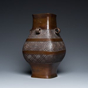 Een Chinese archaïsche bronzen 'fanghu' vaas, Ming — foto 2