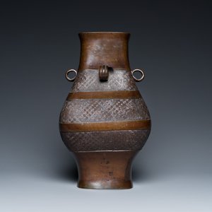 Een Chinese archaïsche bronzen 'fanghu' vaas, Ming — foto 3