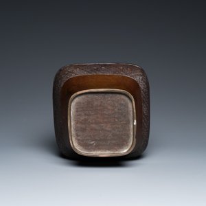 Een Chinese archaïsche bronzen 'fanghu' vaas, Ming — foto 8