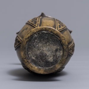 Een Chinese archaïsche bronzen vaas met lotusvormige bovenrand, 17/18e eeuw — foto 6