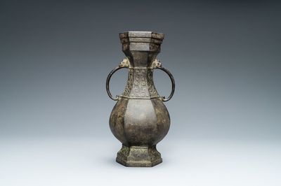 Een Chinese archaïsche bronzen vaas, Xuande merk, Ming