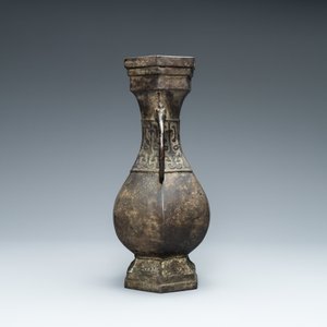 Een Chinese archaïsche bronzen vaas, Xuande merk, Ming — foto 2