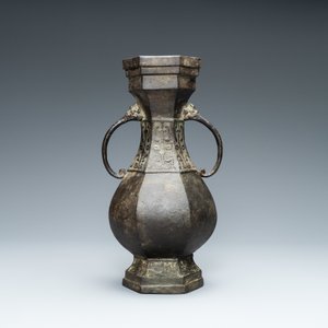 Een Chinese archaïsche bronzen vaas, Xuande merk, Ming — foto 3
