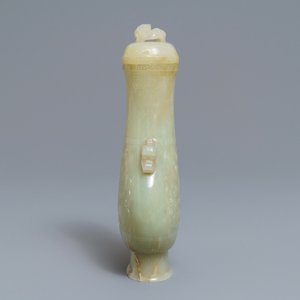 Een Chinese archaïsche celadon jade dekselvaas, 19e eeuw — foto 4