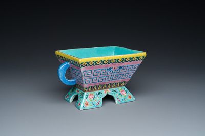 Een Chinese archaïsche famille rose wierookbrander, Daoguang merk en periode