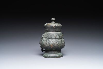 Een Chinese archaïsche rituele bronzen 'you' wijnkan met deksel in Westelijke Zhou-stijl, Ming