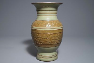 Een Chinese archaïstische celadon vaas met reliëfdecor, 19e eeuw