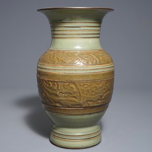 Een Chinese archaïstische celadon vaas met reliëfdecor, 19e eeuw — foto 3