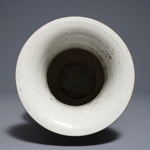Een Chinese archaïstische celadon vaas met reliëfdecor, 19e eeuw — foto 5