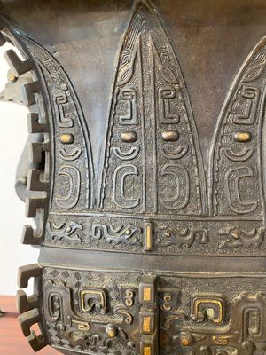 Een Chinese archaïstische deels vergulde bronzen 'fangzun' vaas met inscriptie, 19e eeuw — foto 4