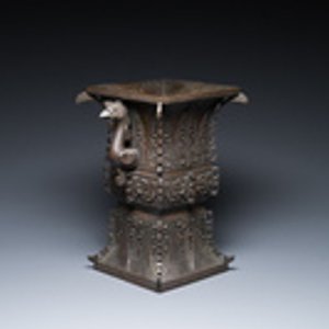 Een Chinese archaïstische deels vergulde bronzen 'fangzun' vaas met inscriptie, 19e eeuw — foto 1