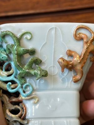 Een Chinese archaïstische famille rose beker in de vorm van een 'zun' met negen draken in reliëf, Qianlong/Jiaqing — foto 12