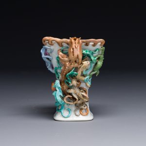 Een Chinese archaïstische famille rose beker in de vorm van een 'zun' met negen draken in reliëf, Qianlong/Jiaqing — foto 4