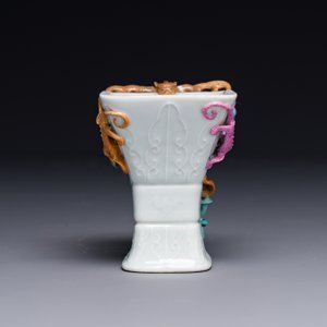Een Chinese archaïstische famille rose beker in de vorm van een 'zun' met negen draken in reliëf, Qianlong/Jiaqing — foto 6