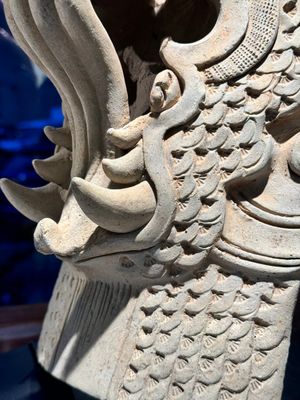 Een Chinese architecturale aardewerken tegel in de vorm van een drakenkop, Song/Jin — foto 11
