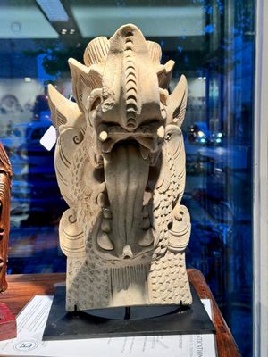 Een Chinese architecturale aardewerken tegel in de vorm van een drakenkop, Song/Jin — foto 7