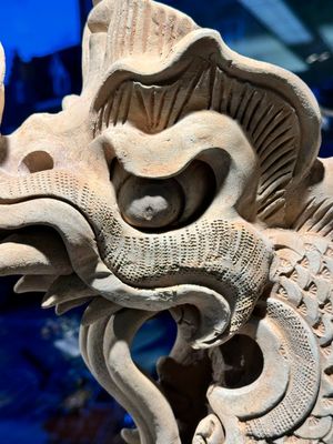 Een Chinese architecturale aardewerken tegel in de vorm van een drakenkop, Song/Jin — foto 10