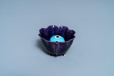 Een Chinese aubergine- en turquoise-geglazuurde fopkop in lotusvorm, Kangxi