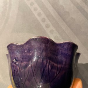 Een Chinese aubergine- en turquoise-geglazuurde fopkop in lotusvorm, Kangxi — foto 12