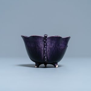 Een Chinese aubergine- en turquoise-geglazuurde fopkop in lotusvorm, Kangxi — foto 2