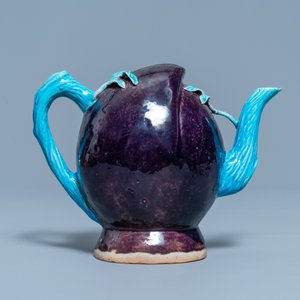 Een Chinese aubergine- en turquoise-geglazuurde perzikvormige cadogan theepot, 18/19e eeuw — foto 3